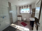 Badezimmer im Erdgeschoss - Geräumiges Einfamilienhaus / Zweifamilienhaus – Surwold – Traumgrundstück ca. 4.695 m²