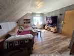 Wohnzimmer im Dachgeschoss - Geräumiges Einfamilienhaus / Zweifamilienhaus – Surwold – Traumgrundstück ca. 4.695 m²