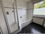 Badezimmer - Bild I - Wohnhaus mit 2 Wohnungen und Büro in Klein Berßen!