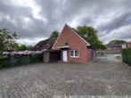 Rückansicht von der Hoffläche - Wohnhaus mit 2 Wohnungen und Büro in Klein Berßen!