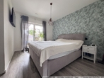 Elternschlafzimmer mit Ankleidezimmer - Bild I - Neuwertiger Walmdachbungalow in Werlte - ebenerdig wohnen!